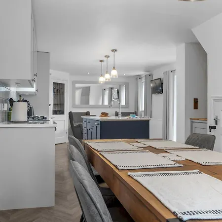 Beautifully Designed 3 Bed Pass The Keys *