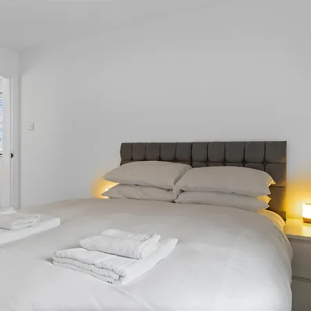 Beautifully Designed 3 Bed Pass The Keys Prázdninový dům